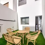 Cozy Apartment Large Living Room & Full Kitchen