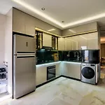 Cozy Apartment Large Living Room & Full Kitchen
