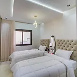 Cozy Apartment Large Living Room & Full Kitchen