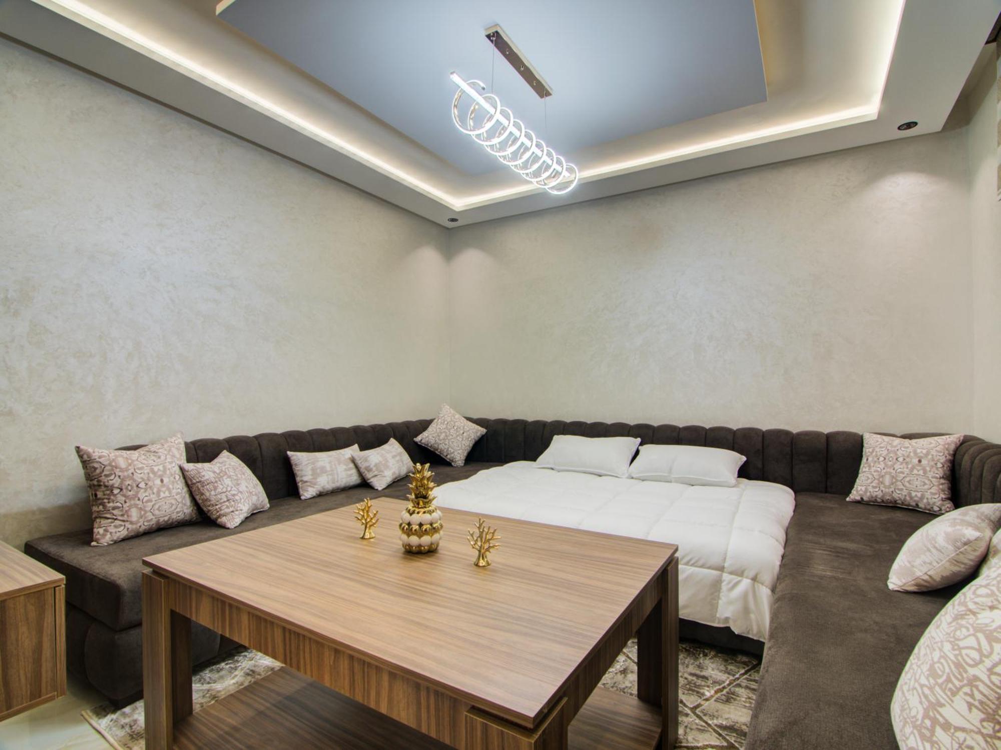 Cozy Large Living & Full Kitchen *